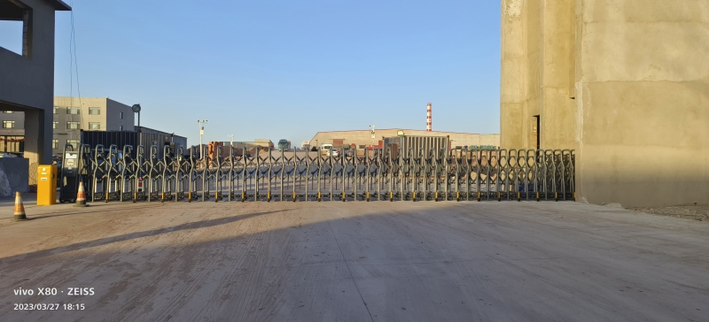 沙圪堵玻璃廠(chǎng)更換紅門(mén)伸縮門(mén)+道閘